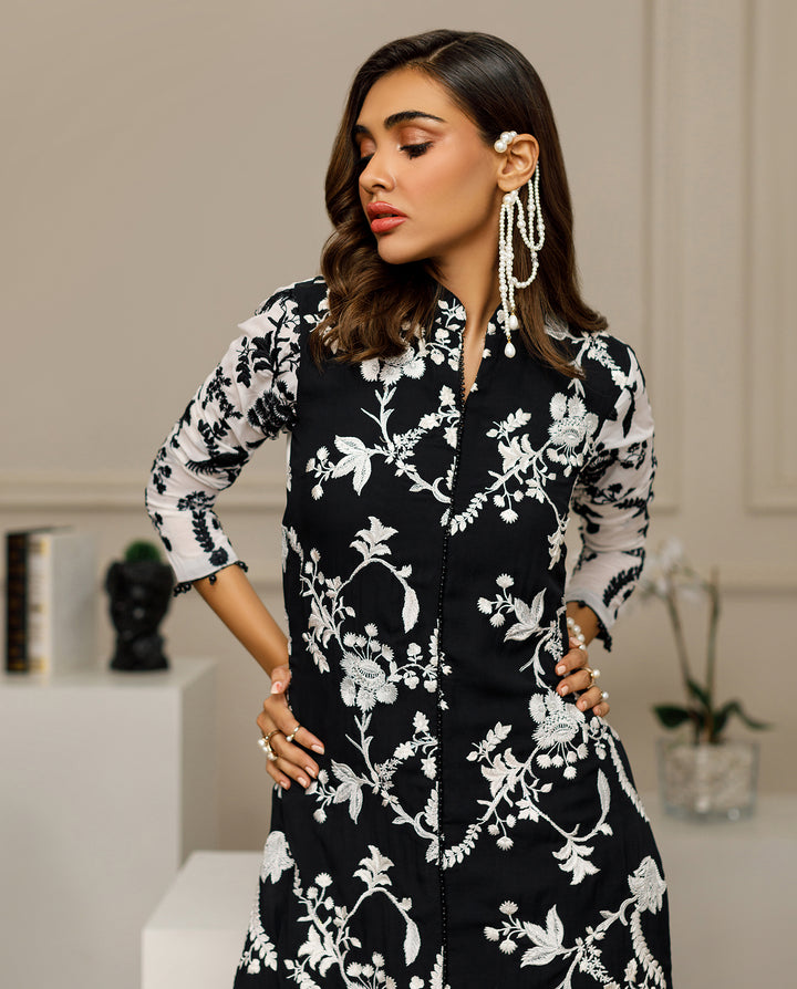 Black & White Floral Elegance